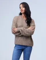 Buzo de lana color gris con mangas caladas.