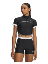 Remera deportiva Under Armour de manga corta y corte crop, color negro con detalles en blanco. Cuenta con cuello alto, cierre frontal completo y costuras visibles a contratono.