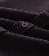 Camisa de hombre de corte regular confeccionada en terciopelo de algodón, con cuello clásico, cierre frontal de botones y dos bolsillos con solapa en el pecho.