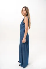 Pantalón azul de corte wide leg, con cintura elástica ajustable mediante cordón y bolsillos laterales.