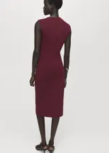 Vestido midi de color bordó, sin mangas, con cuello redondo y diseño entallado. Presenta un detalle de fruncido lateral en la cintura y cierre posterior.