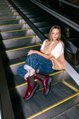 Bota tipo chelsea de cuero acharolado negro, con elásticos laterales y suela track dentada.