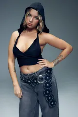 Top negro cruzado sin mangas y con capucha, cuenta con tiras cruzadas en la espalda.