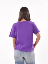 Remera color ladrillo con estampado de olas y texto "Waves of Life" en blanco.