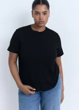 Camiseta de algodón color negro, de manga corta, cuello redondo y corte recto de ajuste regular.