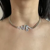 Collar plateado con cadena de eslabones y dije de serpiente calada.