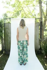 Musculosa de algodón color beige con logo bordado a tono en el borde inferior.