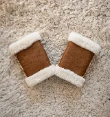 Mitones de cuero marrón con detalles de corderito blanco en los extremos superior e inferior.