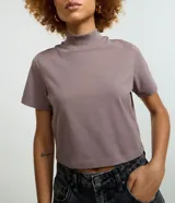 Blusa cropped Blue Steel de manga corta y cuello alto acanalado, confeccionada en algodón con elastano.
