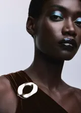 Mono largo de fiesta confeccionado en terciopelo color marrón chocolate. Presenta un diseño asimétrico con un solo hombro, detalle metálico en el tirante, fruncido lateral en la cintura y pantalón de corte recto y fluido.