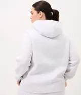 Buzo deportivo con capucha gris melange, con cordones ajustables blancos, bolsillo tipo canguro y pequeño estampado tipográfico en el pecho con la inscripción 'Wellness Club'.