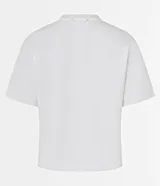 Blusa boxy de manga corta, confeccionada en algodón, con cuello redondo y detalles de flores de tejido aplicadas en el hombro y sisa.