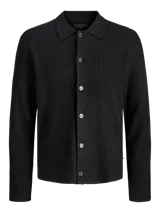 Cardigan tejido de punto acanalado en color negro, con cuello tipo polo y cierre frontal de botones. Presenta un corte regular y mangas largas, ofreciendo un diseño versátil y moderno.