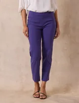 Pantalón verde esmeralda de gabardina elastizada, marca Zac & Rachel, de corte recto con pretina ancha pespunteada y largo al tobillo. Presenta bolsillos simulados.