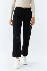 Pantalón de gabardina negro de corte recto cropped con roturas en las rodillas.