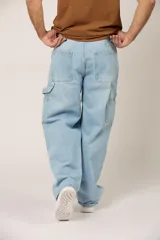 Jean baggy para hombre, color celeste claro, de corte holgado estilo cargo con bolsillos laterales y refuerzos en las rodillas.