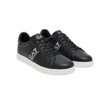 Championes EA7 Emporio Armani de estilo clásico en color blanco, con una franja lateral negra que presenta el logo de la marca en blanco. Incluye detalle en negro en el talón y suela de goma blanca con el logo grabado.