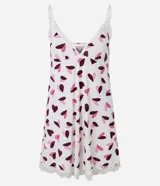 Camisón corto de microfibra color blanco con estampado de corazones en tonos rosado y bordó. Presenta breteles finos regulables, escote en V realzado con puntilla blanca y terminación de encaje en el ruedo.