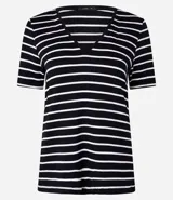 Remera de media malla con estampado a rayas horizontales, escote en V y mangas cortas.