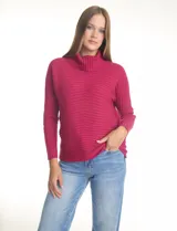 Buzo de tejido acanalado en color fucsia, con cuello alto robusto y diseño de patrón en V en el frente. Presenta una silueta amplia y relajada con mangas integradas sin costura de sisa.