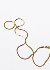 Cadena plateada de acero quirúrgico con eslabones tipo serpiente de 2mm de ancho y 45cm de largo.