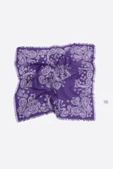 Pañuelo cuadrado de color violeta con estampado de cachemir en blanco y terminación desflecada.