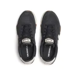 Championes Merrell modelo Sprint Anthem Ltr de estilo retro inspirados en el running de los años 70. Confeccionados en nailon y ante de color negro, cuentan con detalles en color crema como la gran "M" en el lateral. Poseen suela exterior de goma con textura adherente en la puntera y el talón.