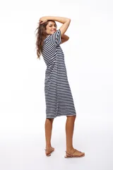 Vestido midi a rayas horizontales azul marino y blanco, de corte recto y manga corta.