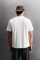 Camiseta de algodón con cuello redondo y manga corta, de corte regular. Presenta un pequeño logo con relieve en el bajo.