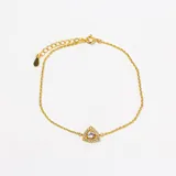 Pulsera de cadena fina en tono dorado con dije central triangular decorado con cristales brillantes.