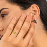 Anillo solitario de plata 925 con un peridoto rectangular de color verde claro engarzado.