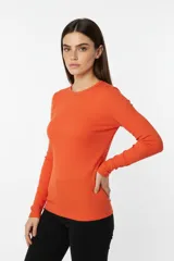 Remera de manga larga y cuello redondo, confeccionada en tejido acanalado de ajuste al cuerpo.