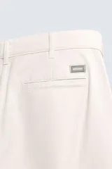 Pantalón cargo de corte recto confeccionado en tejido de algodón. Presenta bolsillos laterales con solapa en las perneras, bolsillos frontales y bolsillos traseros de vivo. Cuenta con cierre frontal de cremallera y botón.