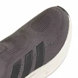 Championes urbanos Adidas tipo slip-on, color gris con detalles en negro y naranja. Confeccionados en tejido knit transpirable, cuentan con una entresuela Cloudfoam para mayor amortiguación y comodidad.
