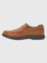 Zapato tipo mocasín de cuero color tostado, con diseño de costuras reforzadas y suela de goma EVA en color negro.