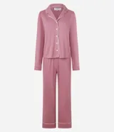 Conjunto de pijama americano largo color rosa, compuesto por camisa de manga larga con cuello solapa, abotonado delantero y pantalón con cintura elástica. Ambas prendas tienen detalles de vivos y botones contrastantes en color blanco.