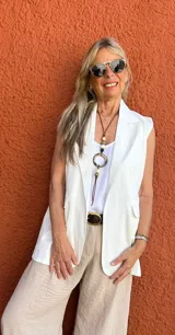 Chaleco blanco de algodón y viscosa, con tela melange y diseño versátil.