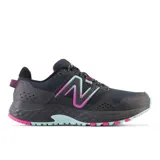 Championes de trail running New Balance modelo 410 V8, color negro con detalles en fucsia y turquesa. Presentan una suela AT Tread para tracción versátil, empeine de tejido sintético con refuerzos duraderos y entresuela amortiguada.
