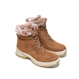 Borcego de caña media color camel, con exterior de símil cuero y cuello revestido en piel sintética. Cuenta con cordones al tono, ganchos metálicos reforzados, cierre interno, lengüeta acolchada, punta redondeada y suela de goma antideslizante con relieve profundo.