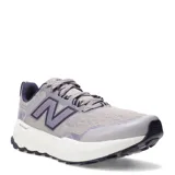 Championes New Balance modelo Garoe, con tecnología Fresh Foam en la entresuela para mayor amortiguación. Presentan un diseño en tonos gris y lila, con malla transpirable y refuerzos sintéticos en la puntera y laterales. Incluyen el logo N característico y suela con relieve para mayor tracción.