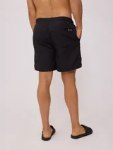 Short de baño negro con estampado de logos de la marca en blanco y una franja lateral con diseño de damero.