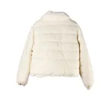 Campera de piel sintética color crudo, con cuello alto y cierre frontal completo.