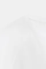 Camiseta blanca de algodón con cuello redondo y mangas cortas abullonadas.