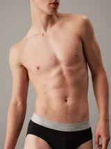 Pack de tres slips de algodón con cintura elástica distintiva de la marca Calvin Klein. Diseño con bolsa de apoyo contorneada y corte hip brief.