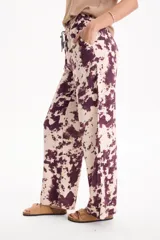 Pantalón de viscosa con estampado animal print tipo cebra, corte recto y cintura elastizada.