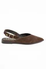 Chatita tipo slingback de gamuza color marrón, con punta fina y cierre de hebilla metálica ajustable en el talón.