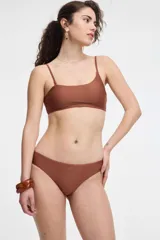 Bottom de bikini tiro bajo color marrón con textura en relieve y diseño clásico.
