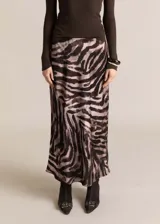 Falda larga de tejido satinado con estampado animal print de cebra, tiro medio y diseño evasé.