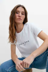Remera blanca de manga corta, con cuello redondo y estampa frontal con la frase "belle âme".