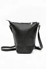 Bandolera de cuero sintético negro con textura granulada, cierre superior y correa ajustable.